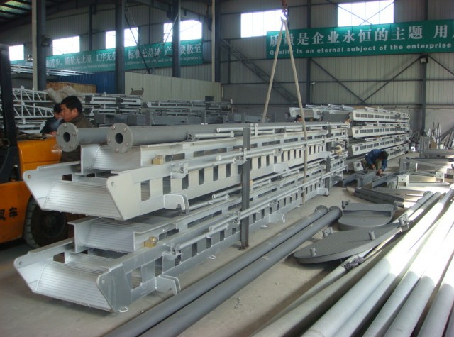 铝制跳板或舷梯标记牌应显示什么内容？